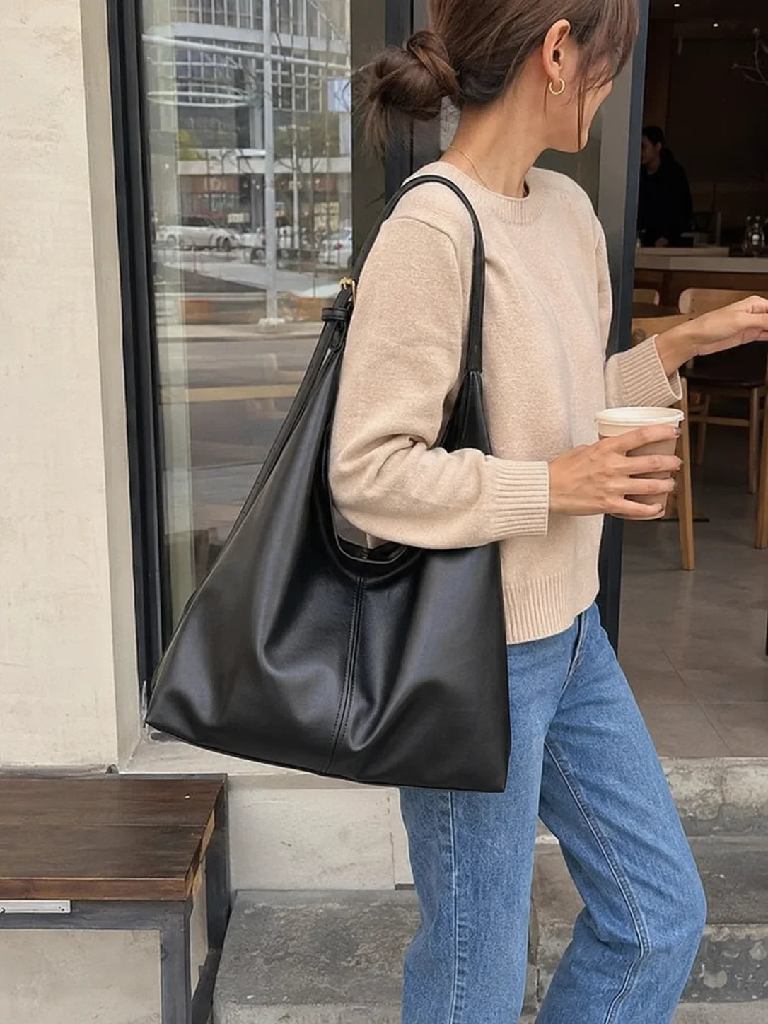 Cabas Rétro Luxury Paris, porté par une cliente, noir, scène de café