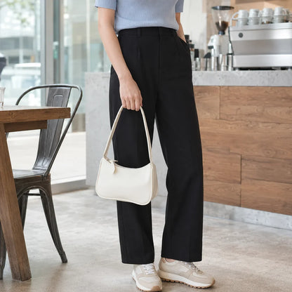 Cuir Rétro Luxury Paris, blanc, porté par une femme, scène de café