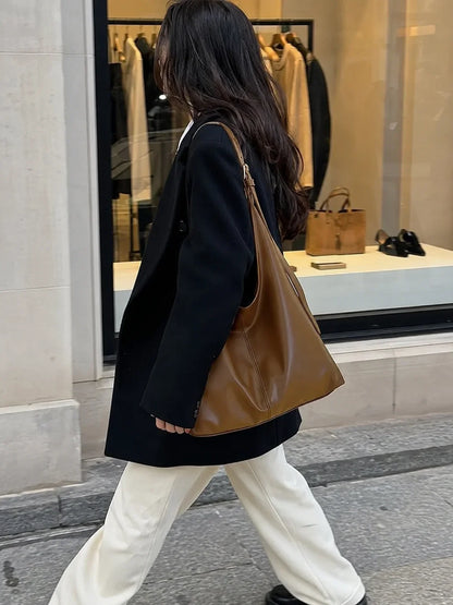 Cabas Rétro Luxury Paris, marron, porté par une cliente, scène en boutique