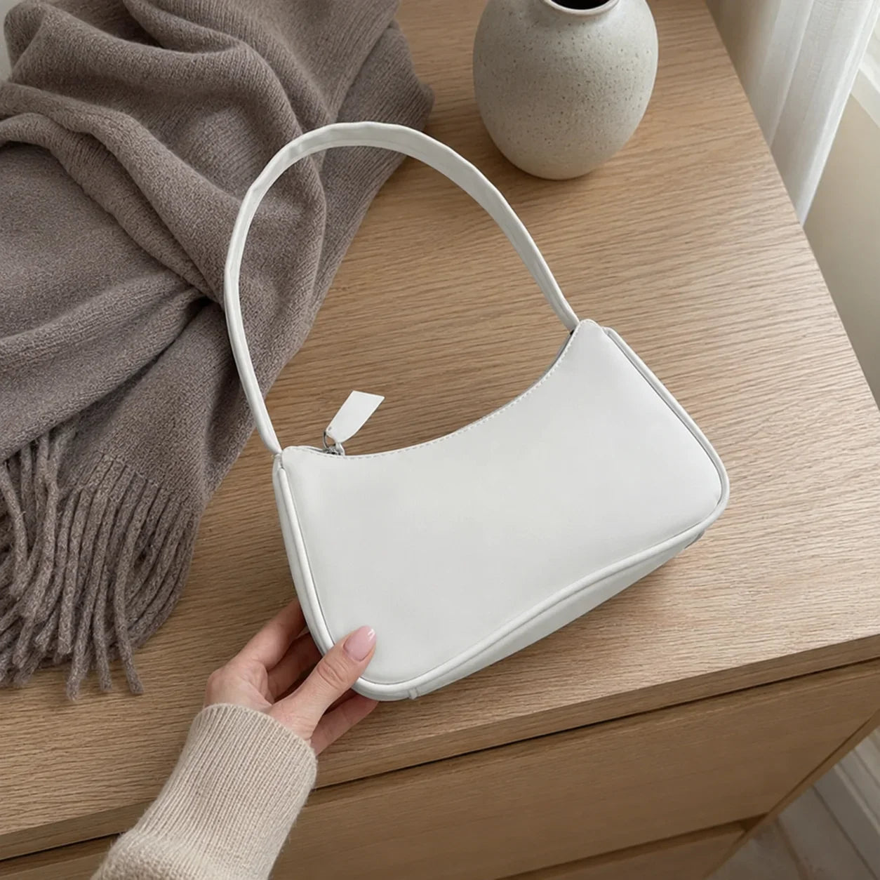 Cuir Rétro Luxury Paris, blanc, posé sur une table